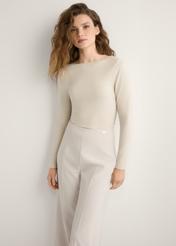 Jasnobeżowa bluzka damska z modalem LSLDT-0056-1A(W26), widok produktu z przodu na modelce. Widoczna połowa sylwetki.