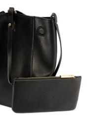 Duża czarna torebka shopper TOREC-1201-99(W26), widok kosmetyczki na białym tle.