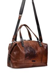 Brązowa skórzana duża torba męska TORMS-0103-1H(W26), widok produktu skosem na białym tle.