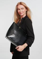 Elegancka torebka shopper damska TOREC-0953A-97(Z25), widok produktu na modelce. Widoczna połowa sylwetki.