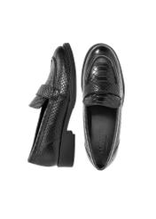 Czarne skórzane mokasyny damskie croco BUTYD-1198-99(Z25), widok produktu z góry na białym tle.