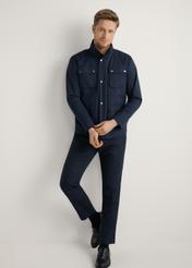 Granatowa kurtka męska przejściowa KURMT-0376-7D(W26), widok produktu z przodu na modelu. Widoczna cała sylwetka.