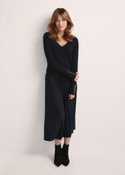 Czarny sweter damski SWEDT-0212A-99(Z25), produktu widoczny od przodu na modelce, widoczna cała sylwetka.