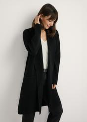 Czarny kardigan basic damski KARDT-0041-99(W25), widok produktu z przodu na modelce. Widoczna połowa sylwetki.