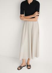 Czarne klapki damskie z przeszyciami BUTYD-1223-99(W26), widok produktu z przodu na stopach modelki.