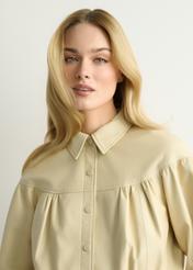 Skórzana jasnożółta kurtka damska KURDS-0574-2A(W26), zbliżenie na detal produktu na modelce.