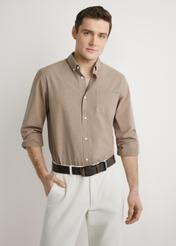 Bawełniana koszula męska w kolorze camelu KOSMT-0361-1D(W26), widok produktu z przodu na modelu. Widoczna połowa sylwetki.