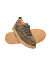 Skórzane buty sportowe w kolorze khaki BUTYM-0528-8D(W26), widok produktu skosem na białym tle.