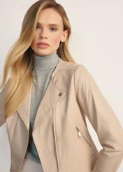 Skórzana beżowa ramoneska damska KURDS-0273-1B(KS) - widok produktu z przodu, na modelce, na jasnym tle. Widoczna połowa sylwetki. 