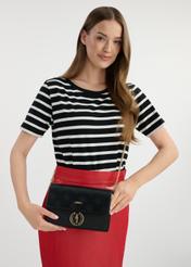 Czarna torebka damska z monogramem TOREC-0536B-99(W25), widok produktu z przodu na modelce. Widoczna połowa sylwetki.