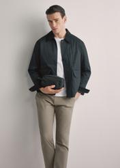 Czarna kosmetyczka męska TORMN-0352-99(W26), widok produktu z przodu w dłoni modela. Widoczna połowa sylwetki.