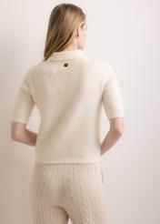 Kremowy cienki sweter polo z dzianiny BLUDT-0221-0B(Z26), widok produktu z tyłu na modelce. Widoczna połowa sylwetki.