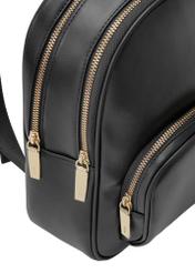 Mały czarny plecak damski TOREC-1026-99(W26), zbliżenie na detal produktu na białym tle.