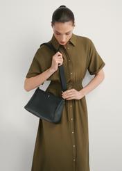 Czarna skórzana listonoszka damska TORES-1214-9I(W26), widok produktu od przodu na modelce, widoczna połowa sylwetki.