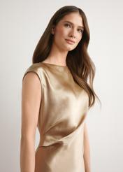 Długa beżowa sukienka SUKDT-0266-1B(W26) - widok produktu z przodu, na modelce, na jasnym tle. Widoczna połowa sylwetki.