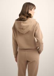 Rozpinana camelowa bluza damska z kapturem BLZDT-0122-1D(Z26), widok produktu od tyłu na modelce. Widoczna połowa sylwetki.