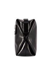 Czarna torebka damska na ramię TOREC-1207-9F(W26), widok produktu z boku na białym tle.