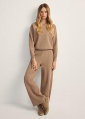 Camelowa bluza damska z wiskozą BLZDT-0117-24(Z25), widok produktu z przodu na modelce. Widoczna cała sylwetka.