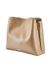 Beżowa torebka shopper damska TOREC-0862B-81(Z25), widok produktu skosem na białym tle.