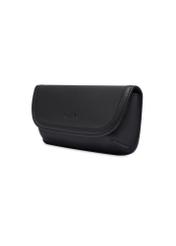 Skórzane etui w kolorze czarnym PORMS-0698-99(W26), widok produktu skosem na białym tle.