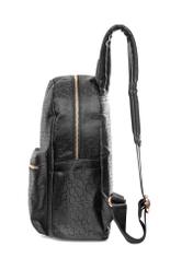 Czarny plecak damski z monogramem TOREN-0280A-99(W25), widok produktu z boku na białym tle.