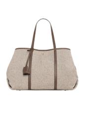 Beżowa torebka shopper w jodełkę TOREC-1330-1P(Z26) - widok produktu z przodu, na białym tle. 