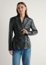 Czarna skórzana marynarka damska KURDS-0600-99(W26) - widok produktu z przodu na modelce, na jasnym tle. Widoczna połowa sylwetki.