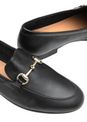 Skórzane czarne mokasyny damskie BUTYD-0916A-99(W26), zbliżenie na detal produktu na białym tle.