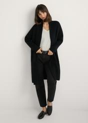 Czarny kardigan basic damski KARDT-0041-99(W25), widok produktu z przodu na modelce. Widoczna cała sylwetka.