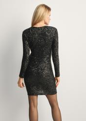 Czarna cekinowa sukienka SUKDT-0254-99(Z25) - widok produktu z tyłu na modelce, na białym tle. Widoczna sylwetka do kolan.