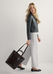 Duża skórzana brązowa torebka damska croco TORES-1232-1H(W26), widok produktu w dłoni modelki. Widoczna cała sylwetka.