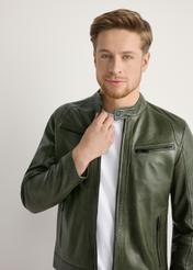 Skórzana kurtka męska w kolorze khaki KURMS-0338-8D(W26) - widok produktu z przodu, na modelu, na jasnym tle. Widoczna połowa sylwetki.