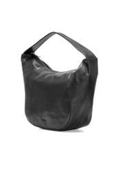 Czarna skórzana torebka hobo TORES-1135A-99(Z25), widok produktu skosem na białym tle.