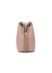 Różowa mała torebka damska TOREC-0768-5A(W26), widok produktu z boku na białym tle.