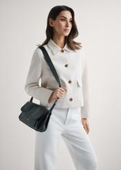 Czarna klasyczna torebka damska TOREC-1124-99(W26), widok produktu na ramieniu modelki. Widoczna połowa sylwetki.