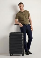 Walizka duża na kółkach WALAB-0081-99-28(W26), widok produktu z przodu obok sylwetki modela.