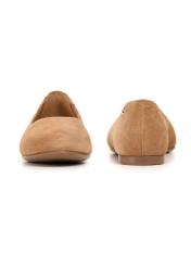 Zamszowe baleriny damskie w kolorze beżowym BUTYD-1247-1B(W26), widok produktu z przodu i tyłu na białym tle.