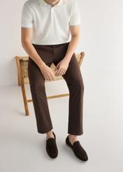 Ciemnobrązowe zamszowe mokasyny męskie BUTYM-0526-1I(W26), widok produktu z przodu na stopach modela.