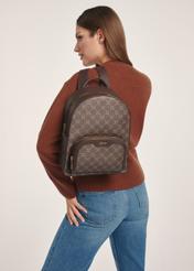 Damski plecak z monogramem TOREC-0980A-89(Z25), widok produktu od przodu na modelce, widoczna połowa sylwetki.