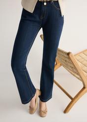 Beżowe skórzane czółenka damskie BUTYD-1239-1B(W26), widok produktu z przodu na stopach modelki, na jasnym tle.