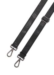 Czarna duża skórzana torba męska TORMS-0489-99(W26) - widok na paski, na białym tle. 