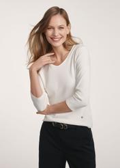 Kremowa bluzka damska z dekoltem V-neck LSLDT-0036-0B(W26) - widok produktu z przodu, na modelce, na jasnym tle, Widoczna połowa sylwetki. 