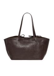 Brązowa torebka z kokardkami typu shopper TOREC-1378-1H(Z26), widok produktu z tyłu na białym tle.
