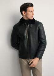 Kożuch męski KOZMS-0001-1161(Z25), widok produktu z przodu na modelu. Widoczna połowa sylwetki.