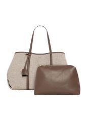 Beżowa torebka shopper w jodełkę TOREC-1330-1P(Z26) - widok produktu z przodu, na białym tle. 