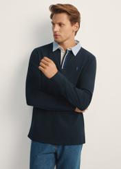 Granatowy longsleeve męski z kołnierzykiem LSLMT-0009-68(Z25), widok produktu z przodu na modelu. Widoczna połowa sylwetki.