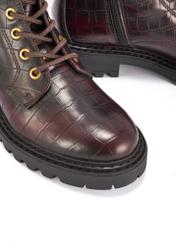 Bordowe botki damskie croco BUTYD-1192-4E(Z26), zbliżenie na detal produktu na białym tle.