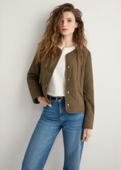 Brązowa pikowana kurtka damska KURDT-0620-1H(W26), widok produktu z przodu na modelce. Widoczna połowa sylwetki.