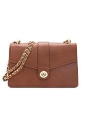 Brązowa torebka listonoszka damska TOREC-1137-1F(W26), widok produktu z przodu na białym tle.