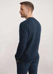 Granatowy sweter męski z wełną SWEMT-0173-7E(Z26), widok produktu z tyłu na modelu, widoczna cała sylwetka.
